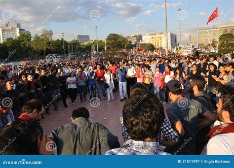 Gezi Park Proteste: Ein Aufruhr gegen die Zerstörung grüner Oasen und die Unterdrückung der Meinungsfreiheit in Istanbul